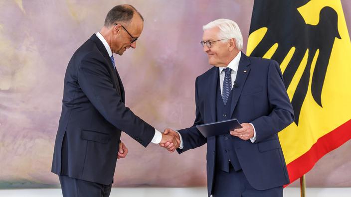 Le président fédéral de l’Allemagne Frank-Walter Steinmeier intronise Friedrich Merz (CDU) en tant que chancelier, le 6 mai 2025, à Berlin. ddp/Andreas Gora via Reuters