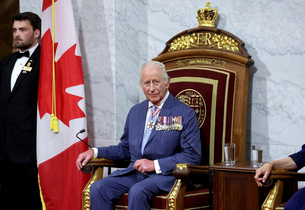 Le roi Charles III sur le trône de la chambre du Sénat, à Ottawa, pour l’ouverture de la 45ᵉ législature du Canada, le 27 mai 2025. PHOTO Chris Jackson/REUTERS