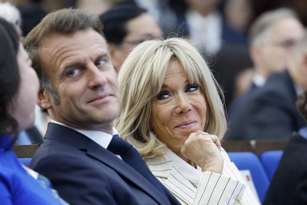 Emmanuel et Brigitte Macron lors d’une visite à l’Université des sciences et des technologies de Hanoï. (Hanoï, le 26 mai 2025.) - LUDOVIC MARIN / AFP