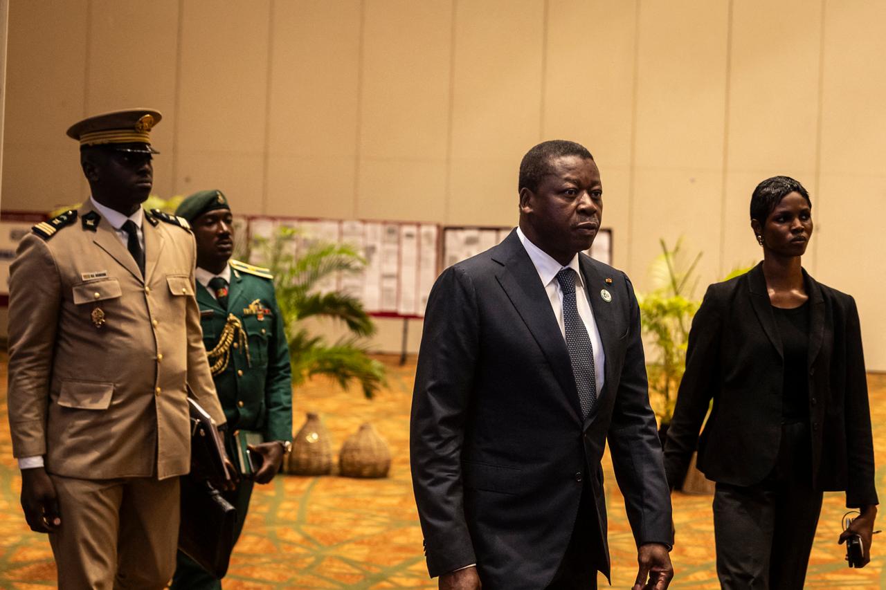 Le président du Conseil du Togo, Faure Gnassingbe, arrive à la cérémonie du 50e anniversaire de la Cedeao, le 28 mai à Lagos. PHOTO