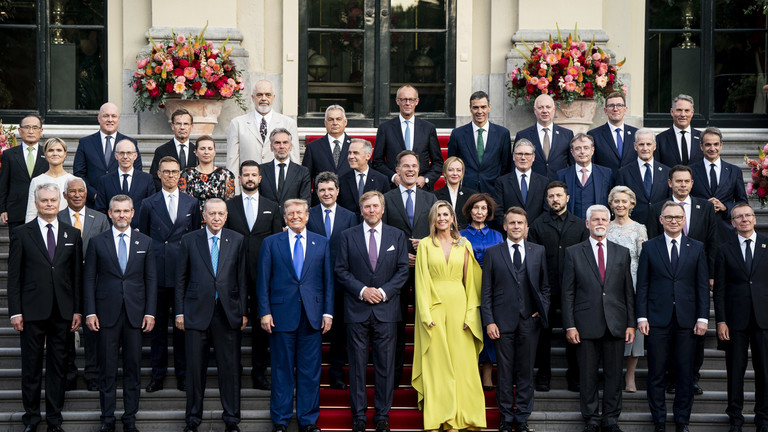 NATO Leaders join King Willem-Alexander and Queen Maxima of the Netherlands for a family photo on June 24, 2025 in The Hague, Netherlands. ©  Haiyun Jiang / Getty Images