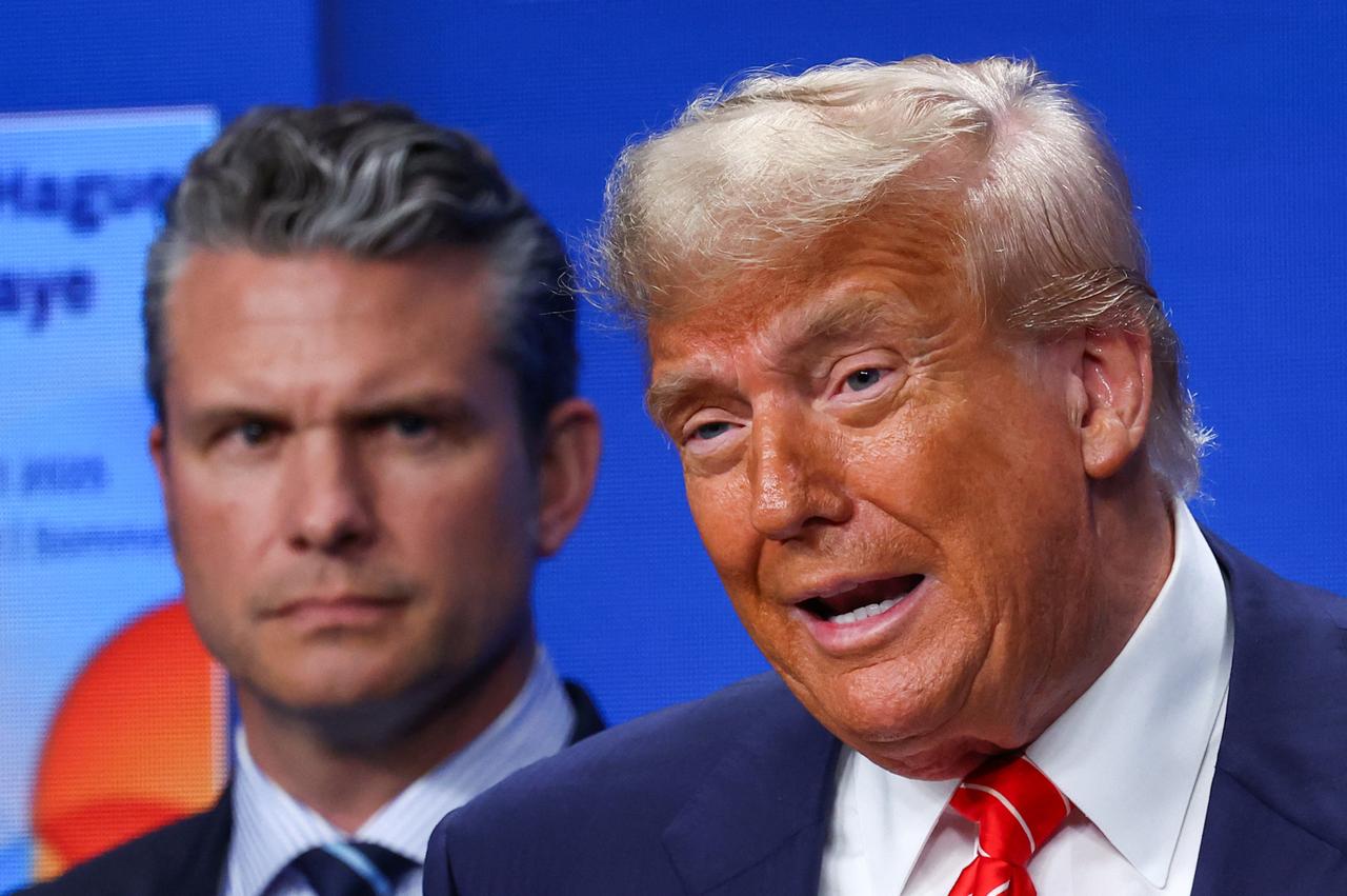 Le président américain Donald Trump et son ministre e la Défense, Pete Hegseth, lors d’une conférence de presse à La Haye, aux Pays-Bas, le 25 juin 2025. Yves Herman / REUTERS