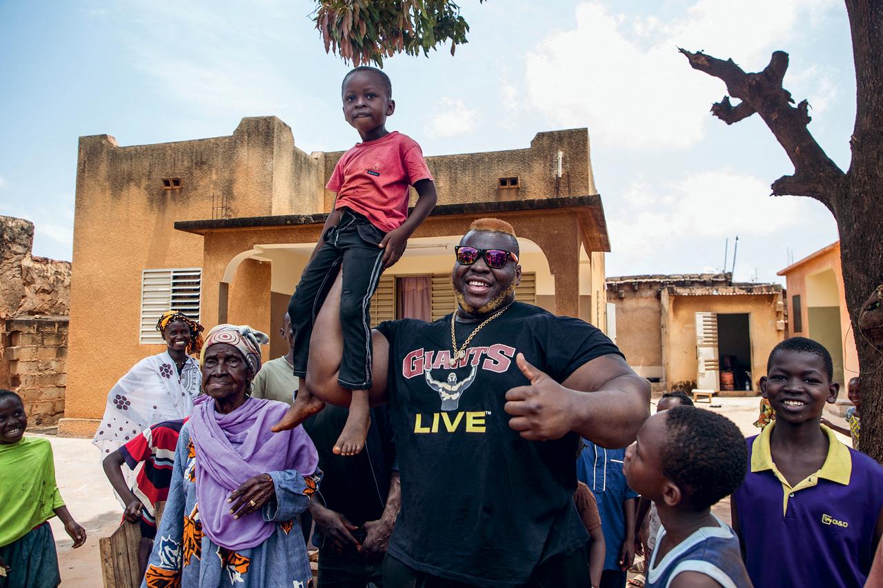 Au Burkina Faso, l’homme le plus fort du monde fait des émules