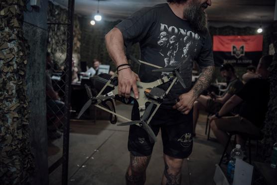 Un soldat du bataillon les « Loups de Da Vinci » tient un drone à fibre optique russe. Dans le district de Pokrovsk (Ukraine), le 4 juin 2025. ADRIEN VAUTIER/LE PICTORIUM POUR « LE MONDE »