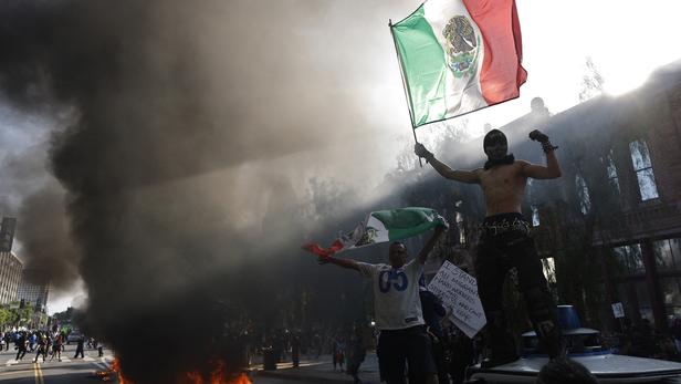 À Los Angeles, l’omniprésence du drapeau mexicain brandi par les manifestants cristallise les tensions