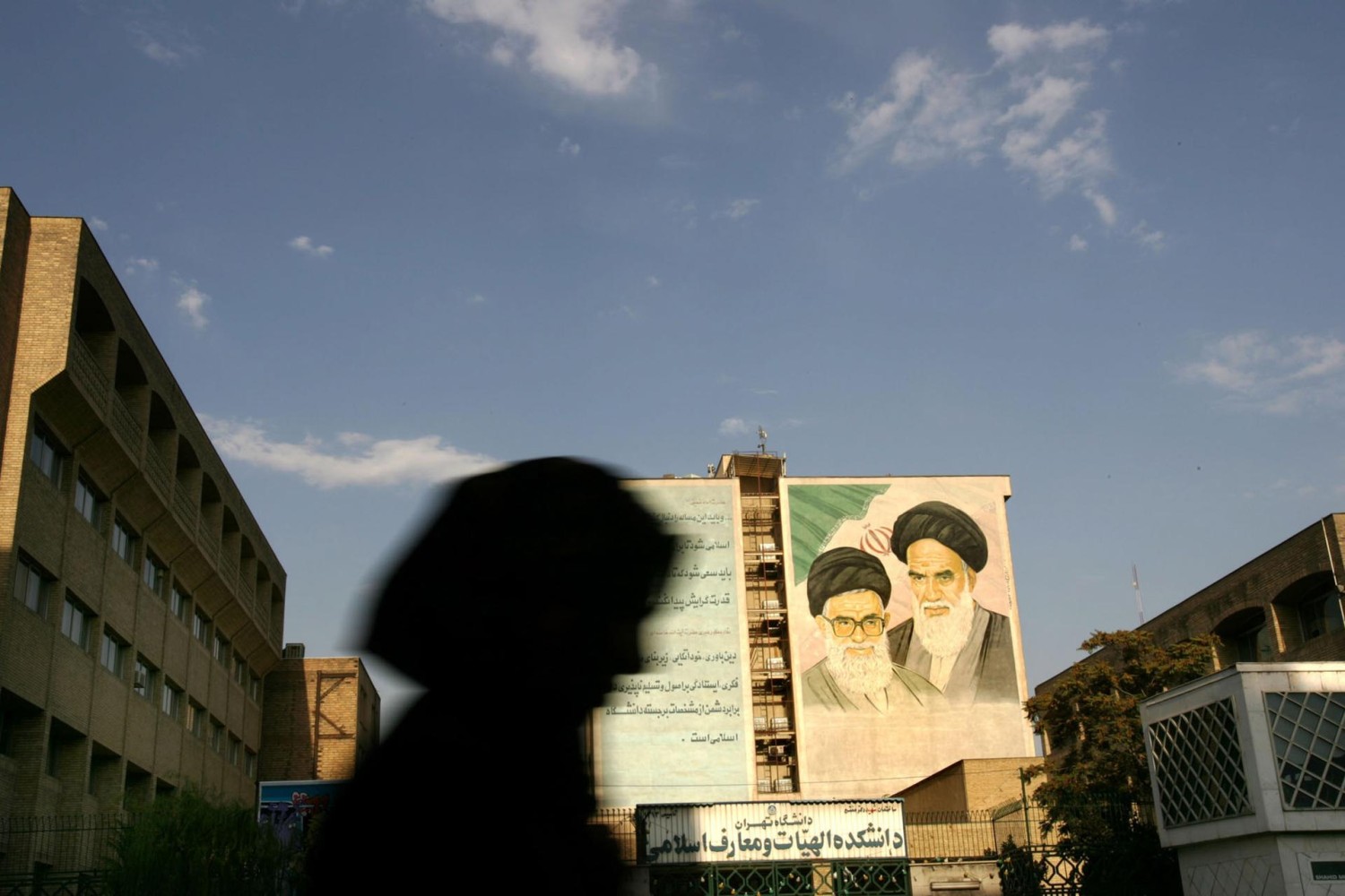 Une fresque murale à l’effigie du guide suprême iranien, Ali Khamenei (gauche) et de son prédécesseur, Ruhollah Khomeyni (droite), le père de la révolution islamique, en 2006 à Téhéran. Photo SHAWN BALDWIN/THE NEW YORK TIMES
