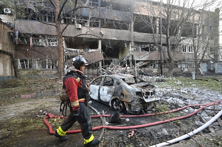 Russian airstrikes kill 3 in Ukraine as Zelenskyy warns of evolving drone tech