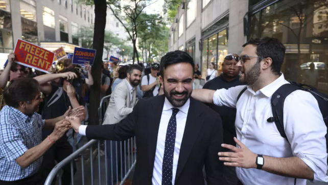 Zohran Mamdani arrive aux studios de NBC pour participer à un débat de la primaire démocrate à la mairie, le mercredi 4 juin 2025, à New York. © Yuki Iwamura, AP