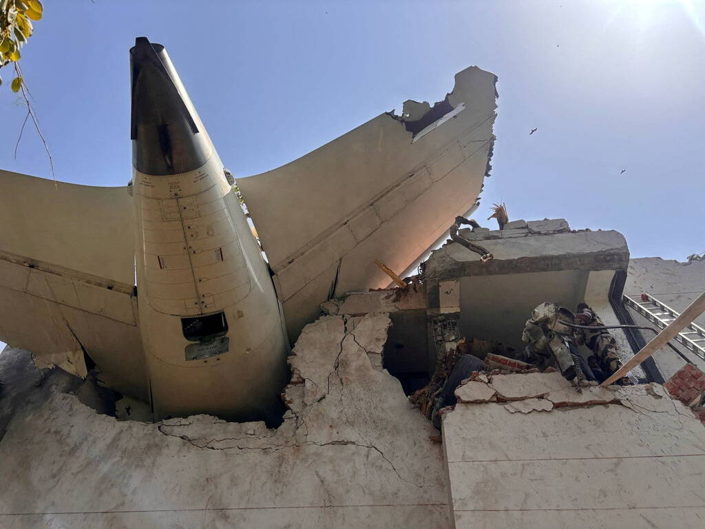 Crash d’un avion en Inde : sur les 242 personnes à bord, seul un Britannique a survécu