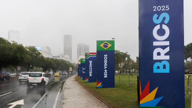 Welcome banners for the BRICS Summit on a street in Rio de Janeiro, Brazil. © Global Look Press / Claudia Martini