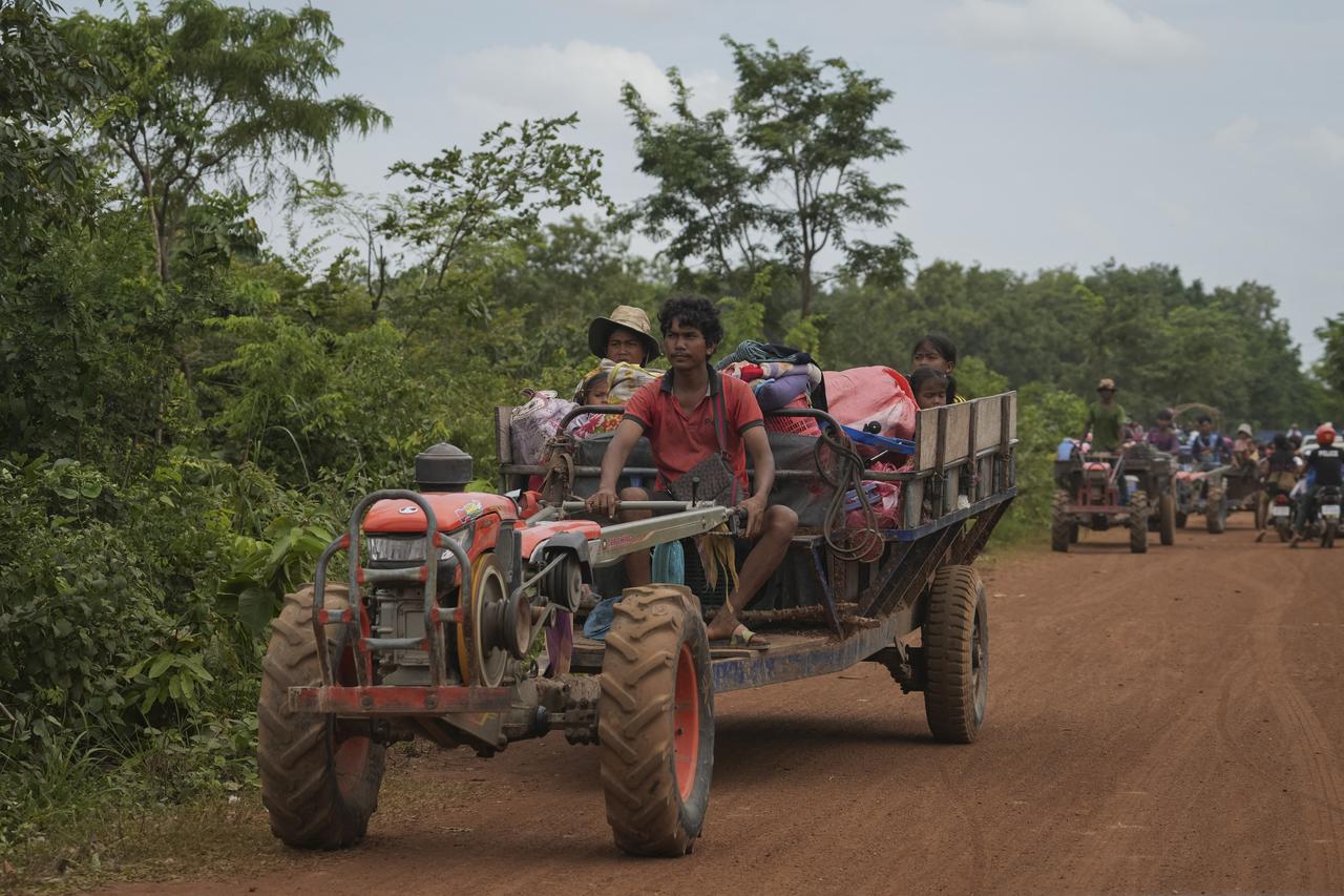 Des civils cambodgiens fuyant les combats entre leur armée et celle de Thaïlande, dans la région de Phumi Samraong, le 26 juillet 2025. Photo ADRI SALIDO/Anadolu/AFP