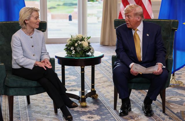 La présidente de la Commission européenne, Ursula von der Leyen, avec le président des États-Unis, Donald Trump, dimanche 27 juillet 2025, à Turnberry (Écosse). photo Evelyn Hockstein/REUTERS