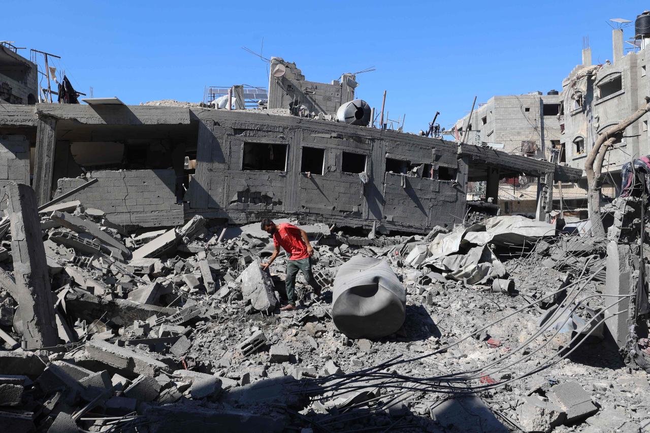 Un Palestinien inspecte les dégâts après une frappe israélienne dans le camp d’Al-Bureij, dans le centre de la bande de Gaza, le 4 juillet 2025 (Photo by Eyad BABA / AFP). EYAD BABA / AFP