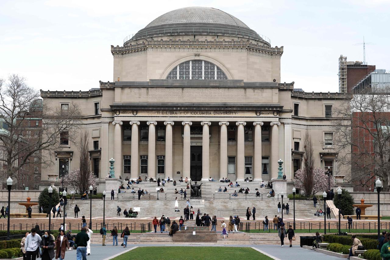 Des étudiants marchent sur le campus de l’université Columbia, le 14 avril 2025, à New York. Photo CHARLY TRIBALLEAU/AFP