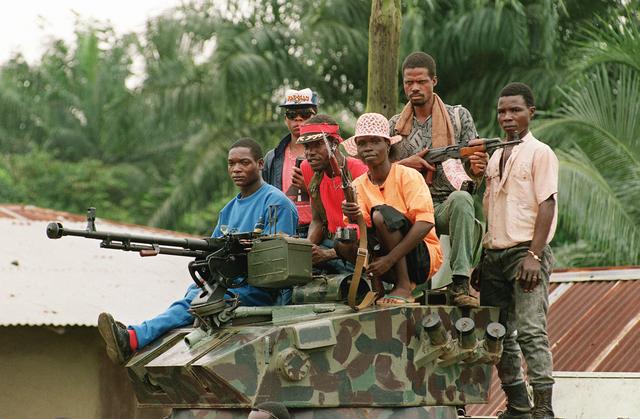 Des rebelles du Front patriotique national du Liberia (NPFL), du chef de guerre Charles Taylor, photographiés le 12 août 1990 à Monrovia, lors de combats contre les forces armées du Liberia du président Samuel Doe. PHOTO PASCAL GUYOT/AFP