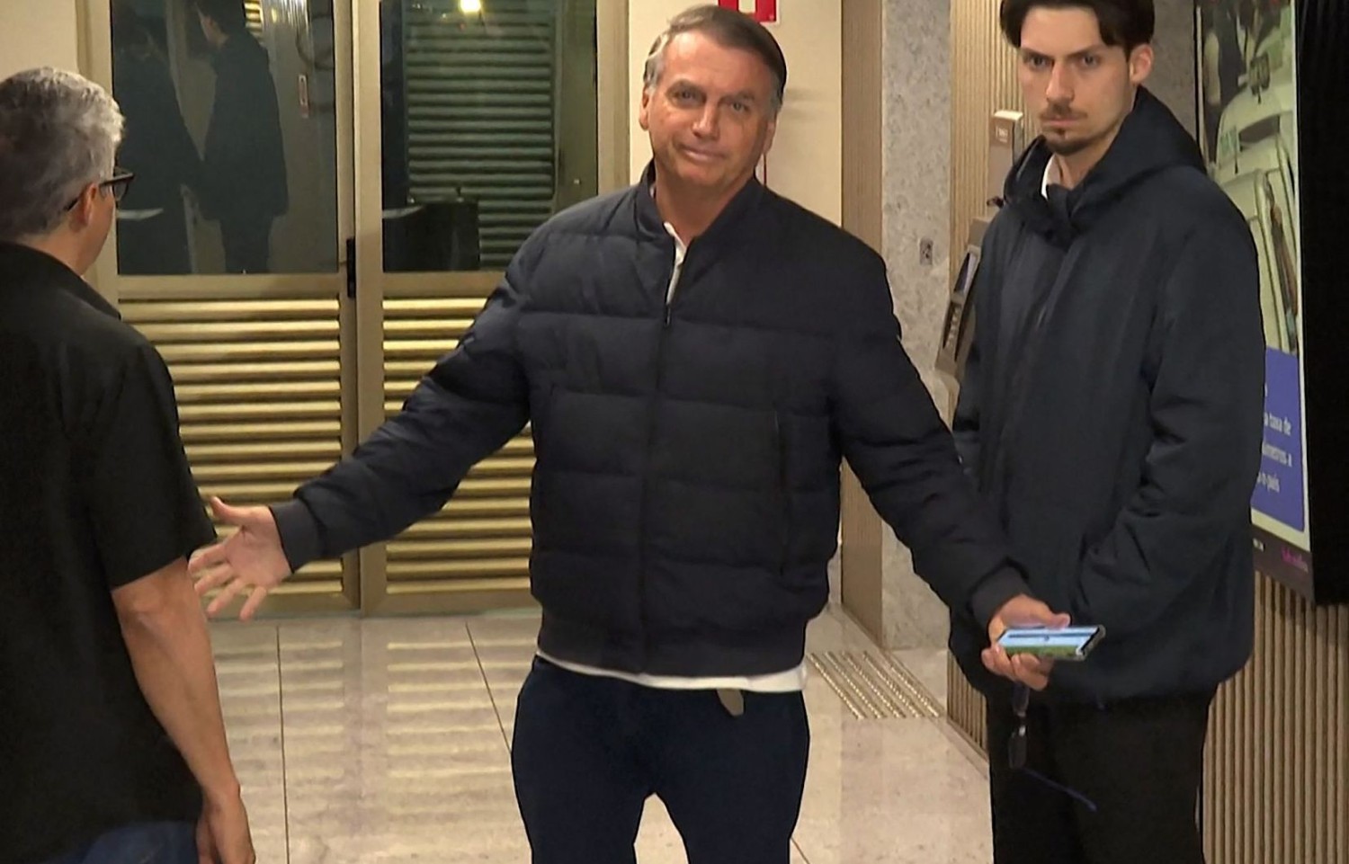 L’ex-président brésilien Bolsonaro échappe pour l’heure à la prison