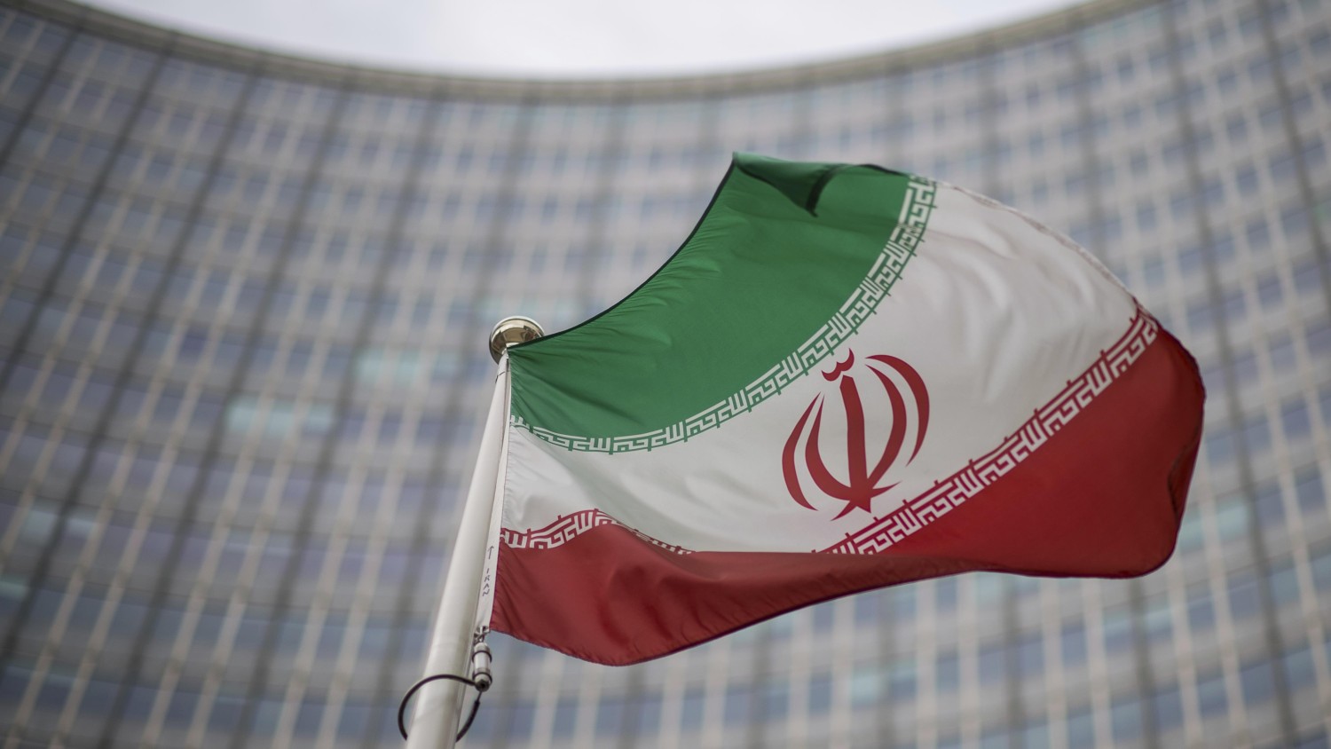 Le drapeau de l'Iran flotte devant l'Agence internationale de l'énergie atomique (AIEA) à Vienne. (Photo d'archives) PHOTO : ASSOCIATED PRESS / MICHAEL GRUBER