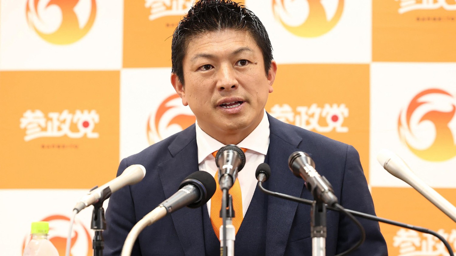 Sohei Kamiya, chef du parti d'opposition japonais Sanseito, s'exprime au centre de dépouillement des votes à Tokyo, le 20 juillet 2025. PHOTO : JIJI PRESS/AFP VIA GETTY IMAGES / STR