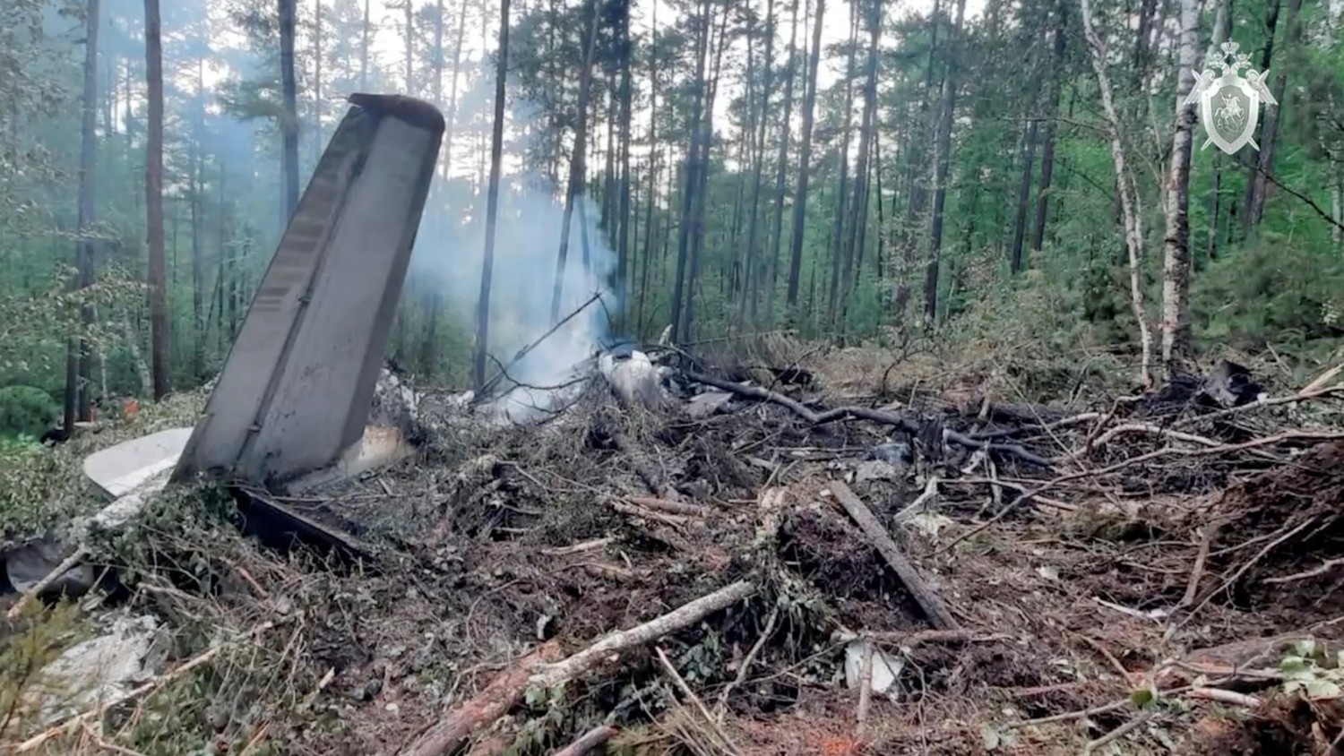 Les débris fumants de l'appareil ont été découverts dans une forêt à quelques kilomètres de Tynda, où l'avion tentait de se poser.  Photo : via reuters / Russian Investigative Committee