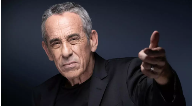 Thierry Ardisson pose lors d'une séance photo à Paris, le 20 avril 2022. © Joël Saget, AFP