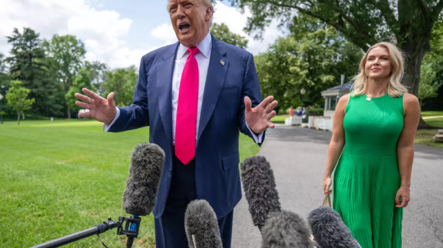 US President Donald Trump, alongside White House Press Secretary Karoline Leavitt, speaks to reporters on his way to board Marine One on the South Lawn of the White House on July 15, 2025, in Washington © Jim WATSON / AFP