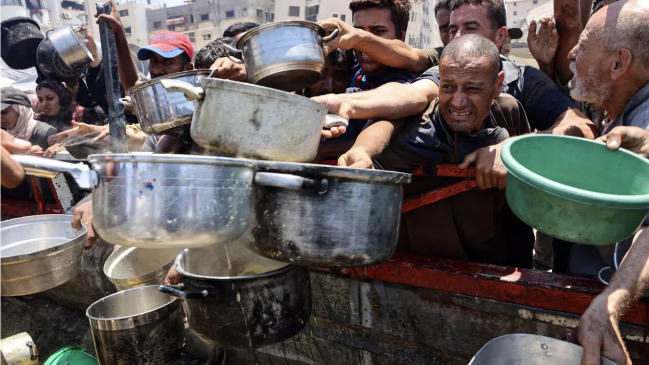 Des Palestiniens se rassemblent dans un point de distribution de soupe dans la ville de Gaza, le 27 juillet 2025. © Omar Al-Qattaa, AFP