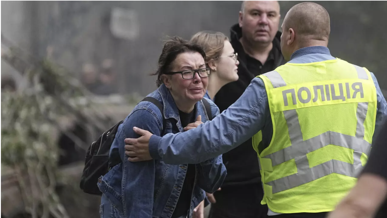 Les habitants réagissent à la destruction d'un immeuble résidentiel lors d'une attaque à la roquette russe à Kiev, en Ukraine, le 31 juillet 2025. © Efrem Lukatsky, AP