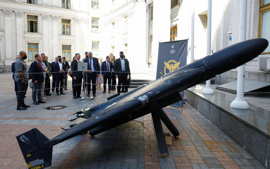 Des officiels ukrainiens devant un drone russe, copie d'un Shahed iranien, le 23 juillet 2025. REUTERS/Valentyn Ogirenko