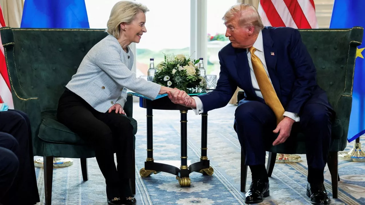 Donald Trump et Ursula von der Leyen se serrent la main à Turnberry, Ecosse, le 27 juillet 2025. L'accord commercial met fin à des mois de tensions transatlantiques. (Reuters/Evelyn Hockstein)
