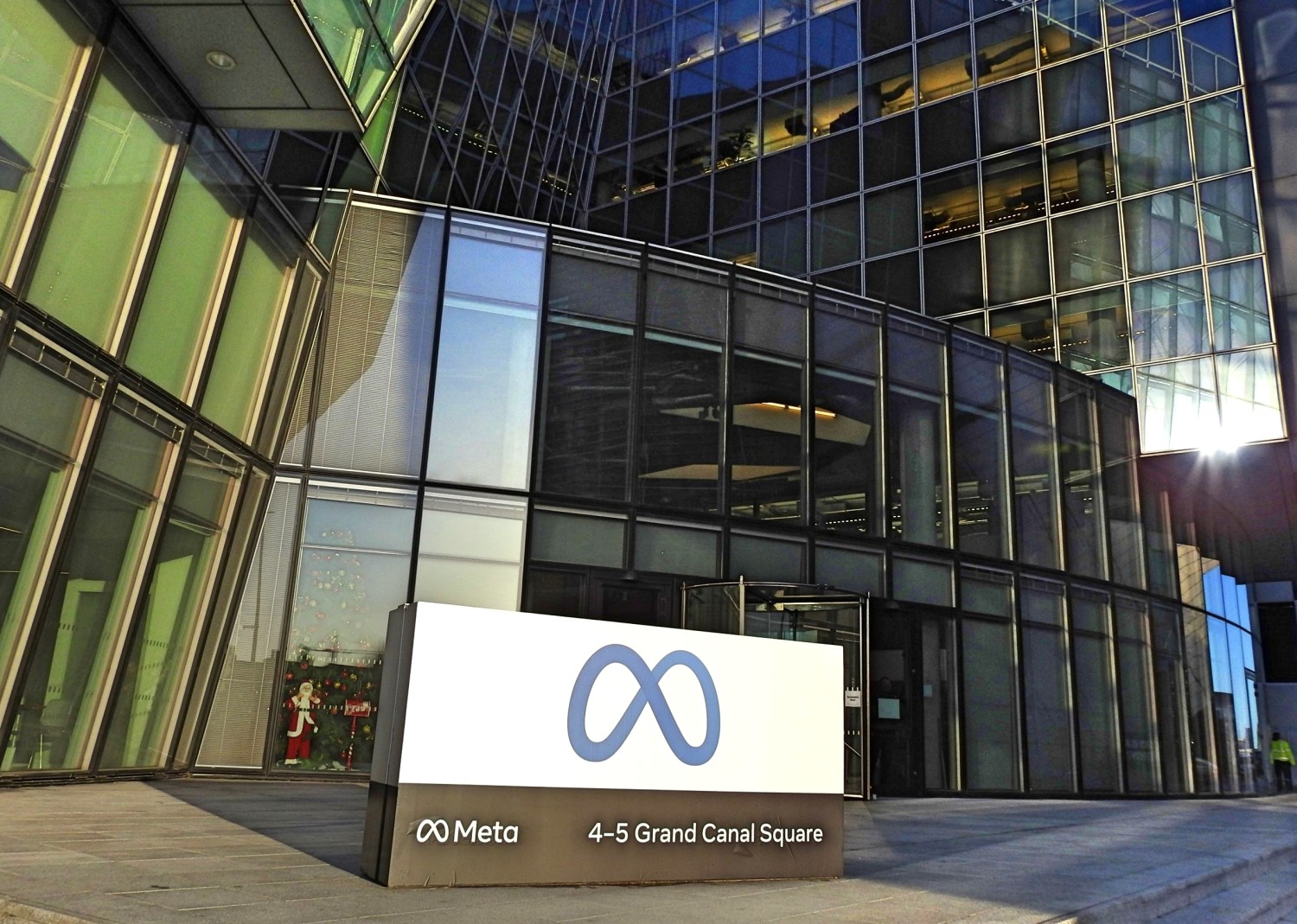Meta Poaches Apple AI Executive Even as It Plans Hiring Slowdown