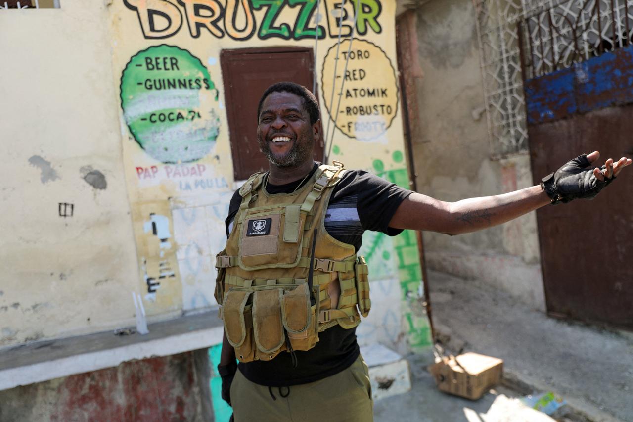 Jimmy Chérizier, alias “Barbecue”, le 5 mars 2024, dans une rue de Port-au-Prince. photo Ralph Tedy Erol/REUTERS
