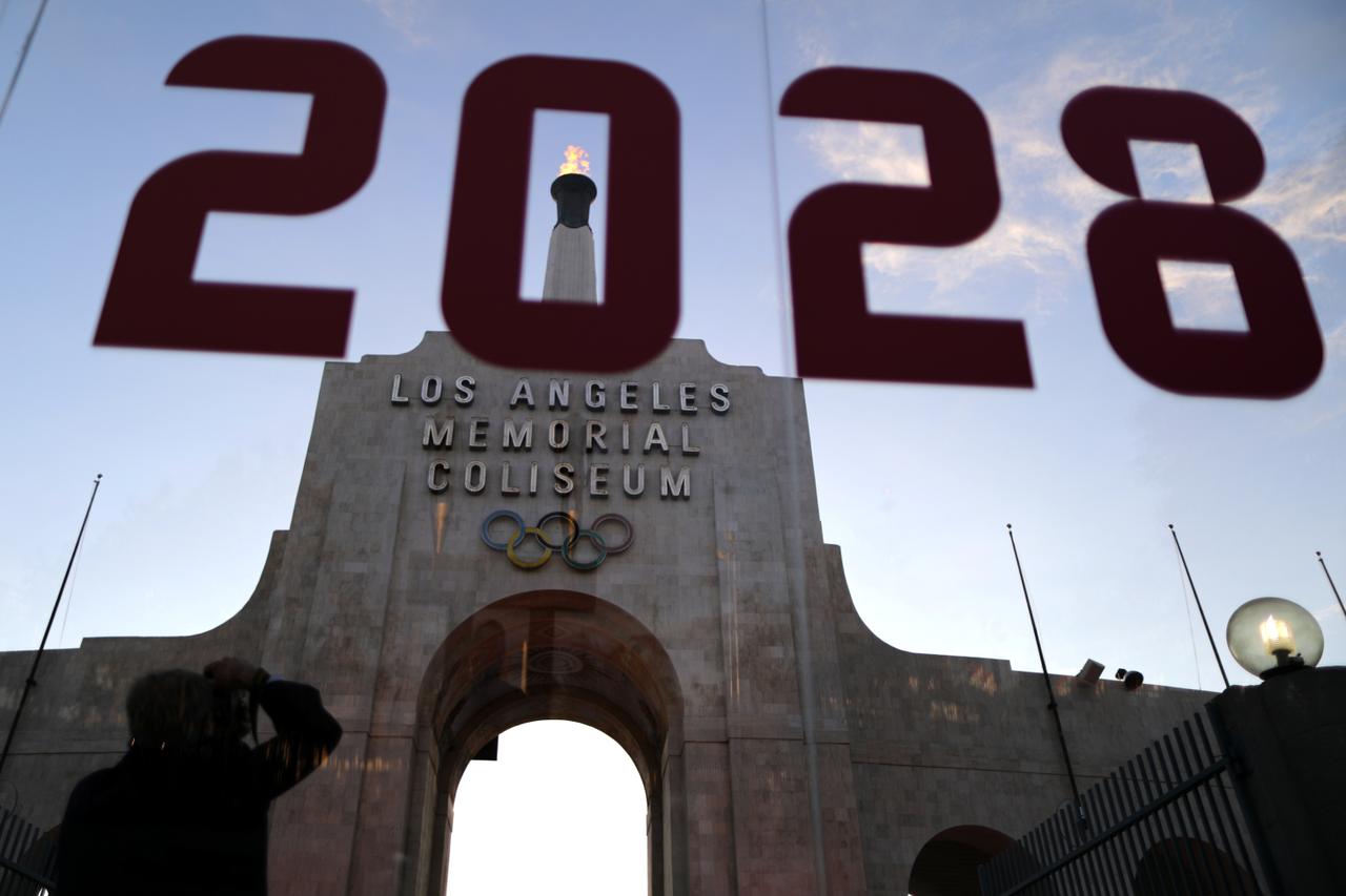 Une pancarte LA2028 installée au Los Angeles Coliseum pour célébrer l’attribution des Jeux olympiques de 2028 à Los Angeles, aux États-Unis, le 13 septembre 2017. PHOTO LUCY NICHOLSON/REUTERS
