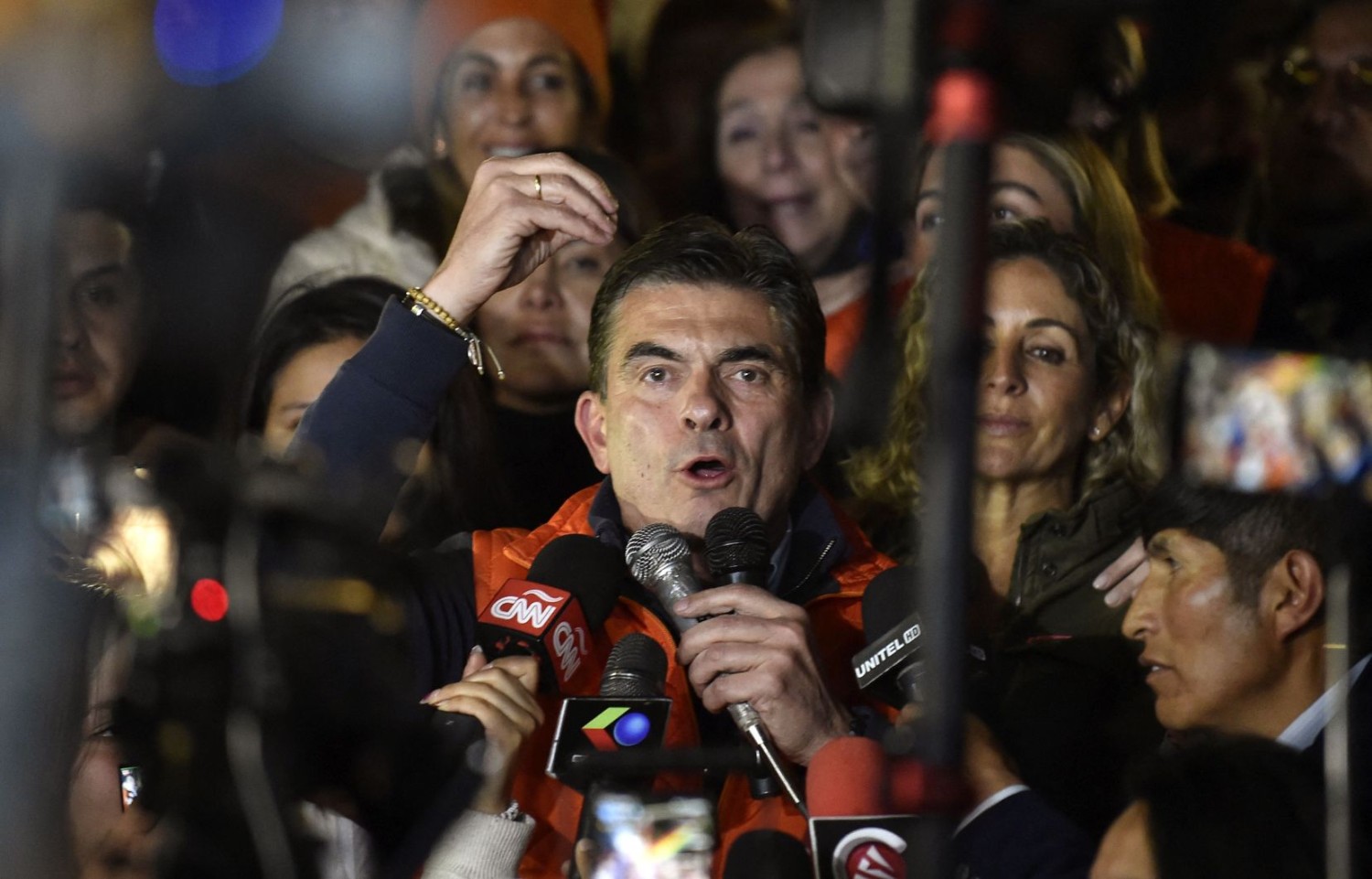 Photo: Jorge Bernal Agence France-Presse Rodrigo Paz, candidat à la présidence de la Bolivie pour le Parti démocrate-chrétien, s’adressant à ses partisans après les résultats de l’élection présidentielle à La Paz, en Bolivie, le 17 août 2025.