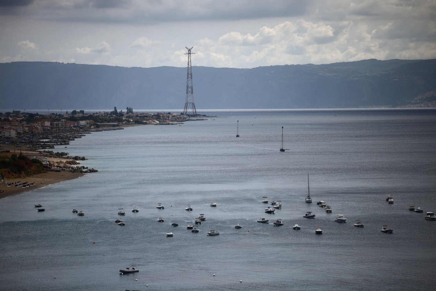 Vue générale du détroit de Messine, en Italie, le 5 août 2025. La zone fait partie du site prévu pour la construction d'un pont suspendu reliant la Sicile à l'Italie continentale. © Yara Nardi, Reuters