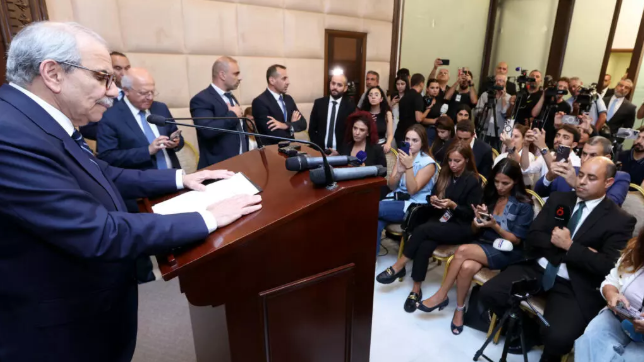 Image fournie par la présidence libanaise du Premier ministre libanais Nawaf Salam devant la presse à Baabda, près de Beyrouth, le 5 août 2025 © - / Lebanese Presidency/AFP