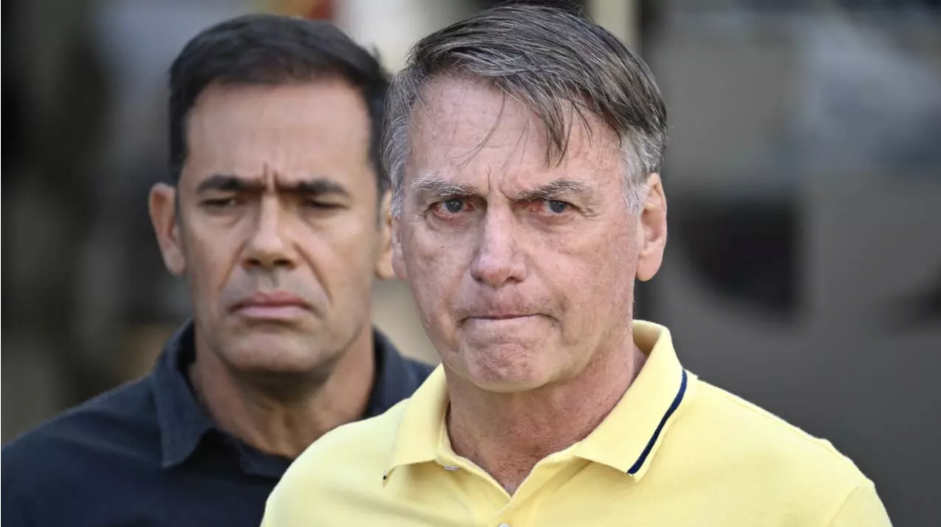 Au Brésil, Jair Bolsonaro placé sous surveillance "à temps plein" pour "risque de fuite"
