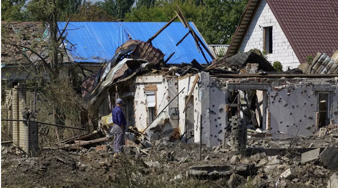 A man looks at a destroyed private house following a Russian missile attack in Sloviansk on August 28, 2025, amid the Russian invasion of Ukraine. © Maryke Vermaak, AFP