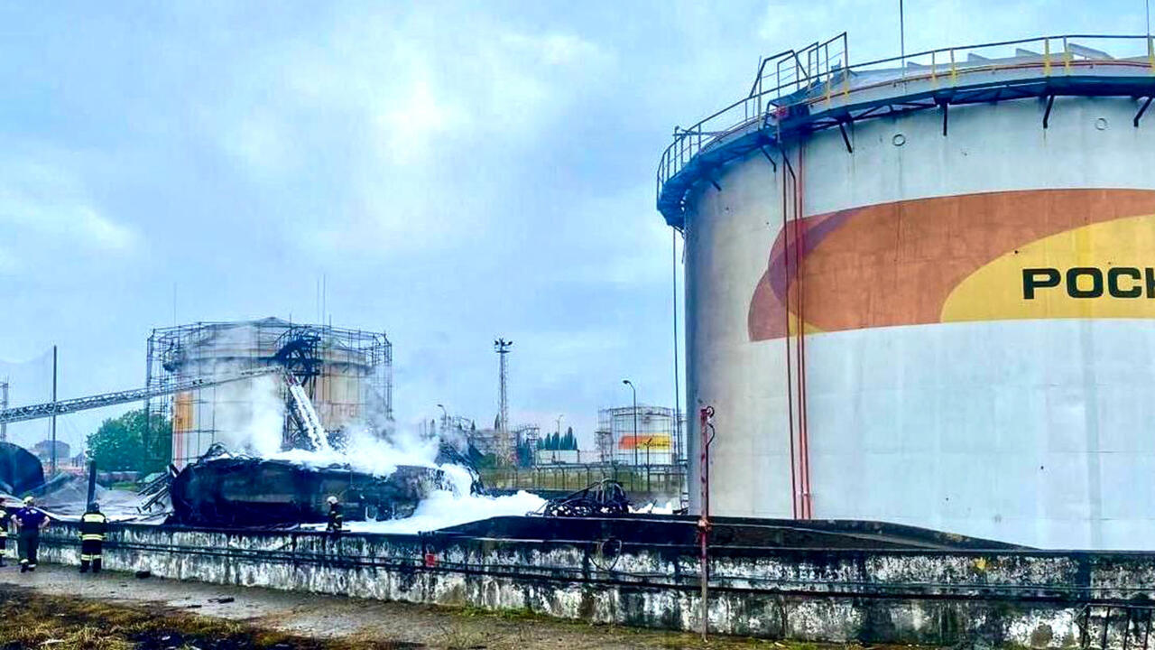 Une photo diffusée par le maire de Sotchi, Andrey Proshunin, sur sa chaîne Telegram le 3 août 2025, montre des pompiers à l'œuvre dans un dépôt de carburant après une attaque nocturne menée par des drones ukrainiens. © AFP