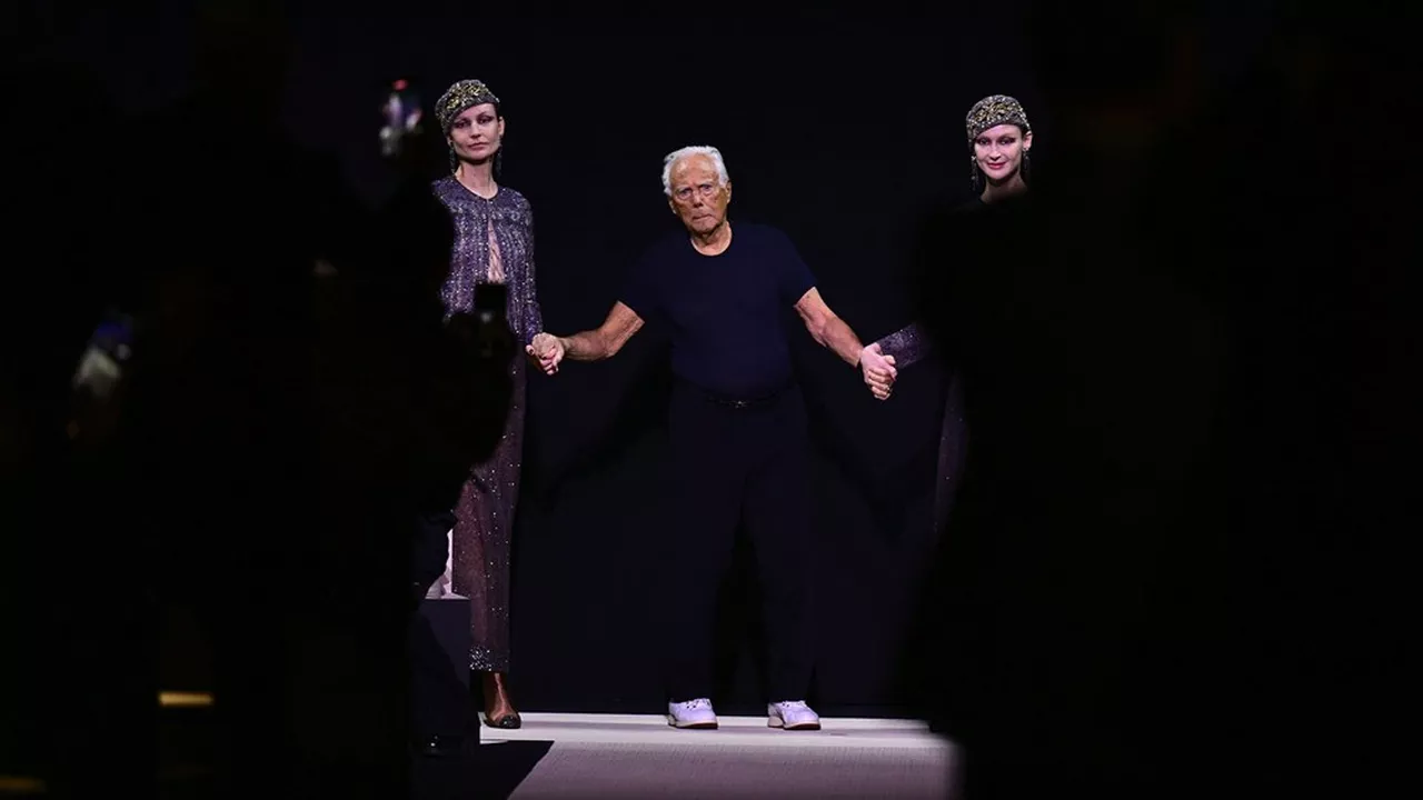 Le final du défilé automne hiver Giorgio Armani en présence de son créateur surnommé « l'empereur de la mode italienne », présenté à Milan le 2 mars 2025. (Photo Piero Cruciatti/AFP)