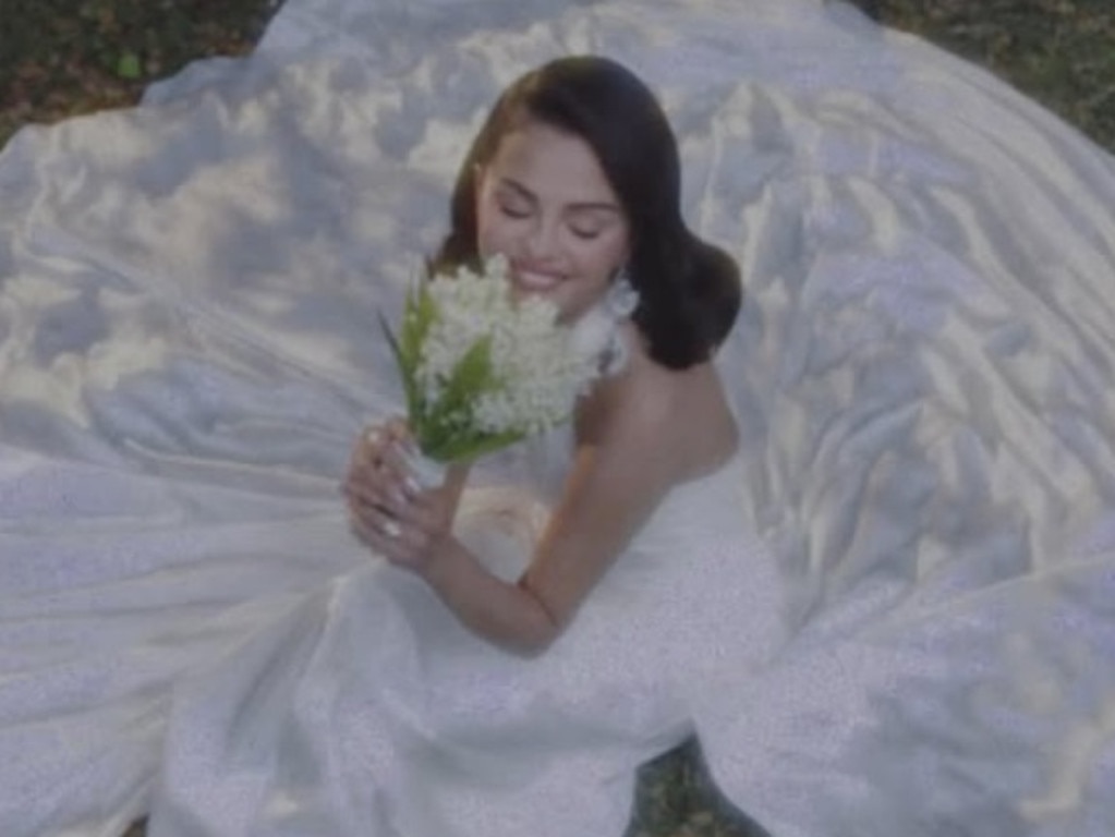 Selena Gomez weds in front of A-list pals﻿