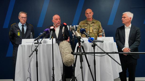 Des chefs des services de police et des renseignements danois lors d’une conférence de presse au siège de la police nationale à Copenhague, au Danemark, le 25 septembre 2025. Emil Helms / REUTERS