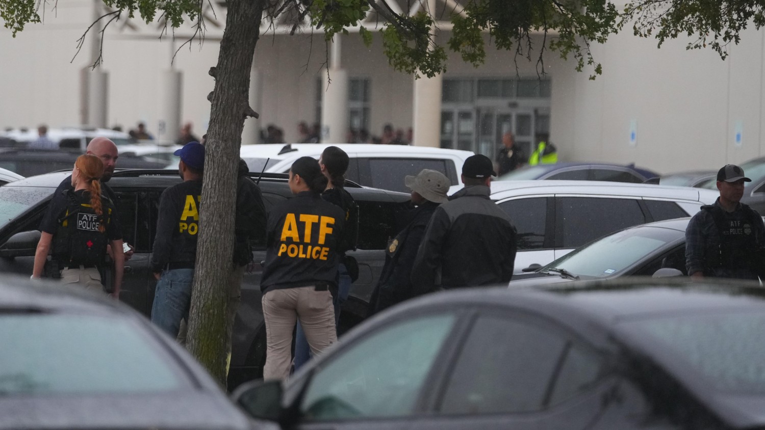 Au moins un mort après des tirs dans un centre de la police de l’immigration à Dallas