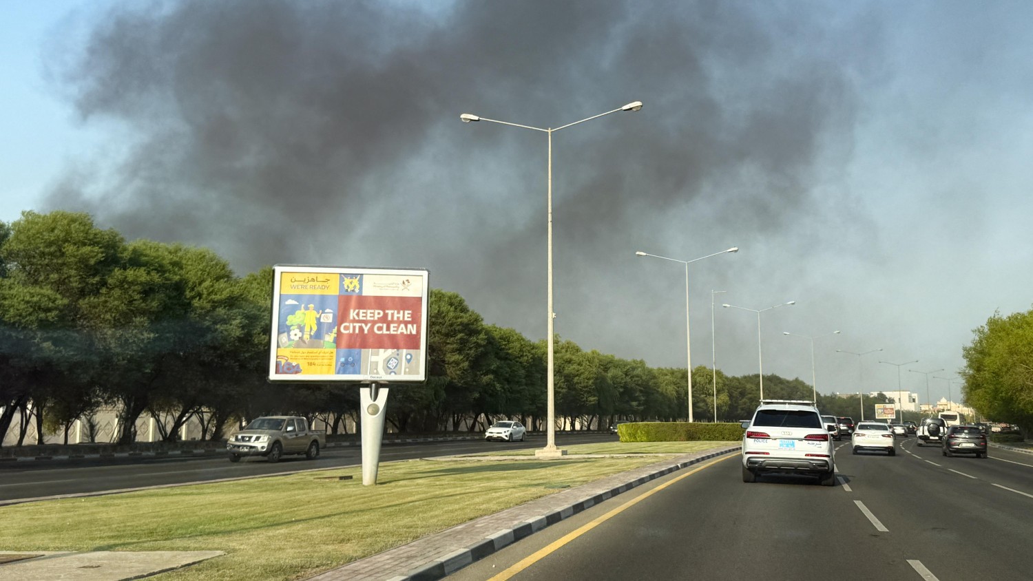 De la fumée s'élève dans le ciel de Doha, au Qatar, le 9 septembre 2025. PHOTO : REUTERS / IBRAHEEM ABU MUSTAFA