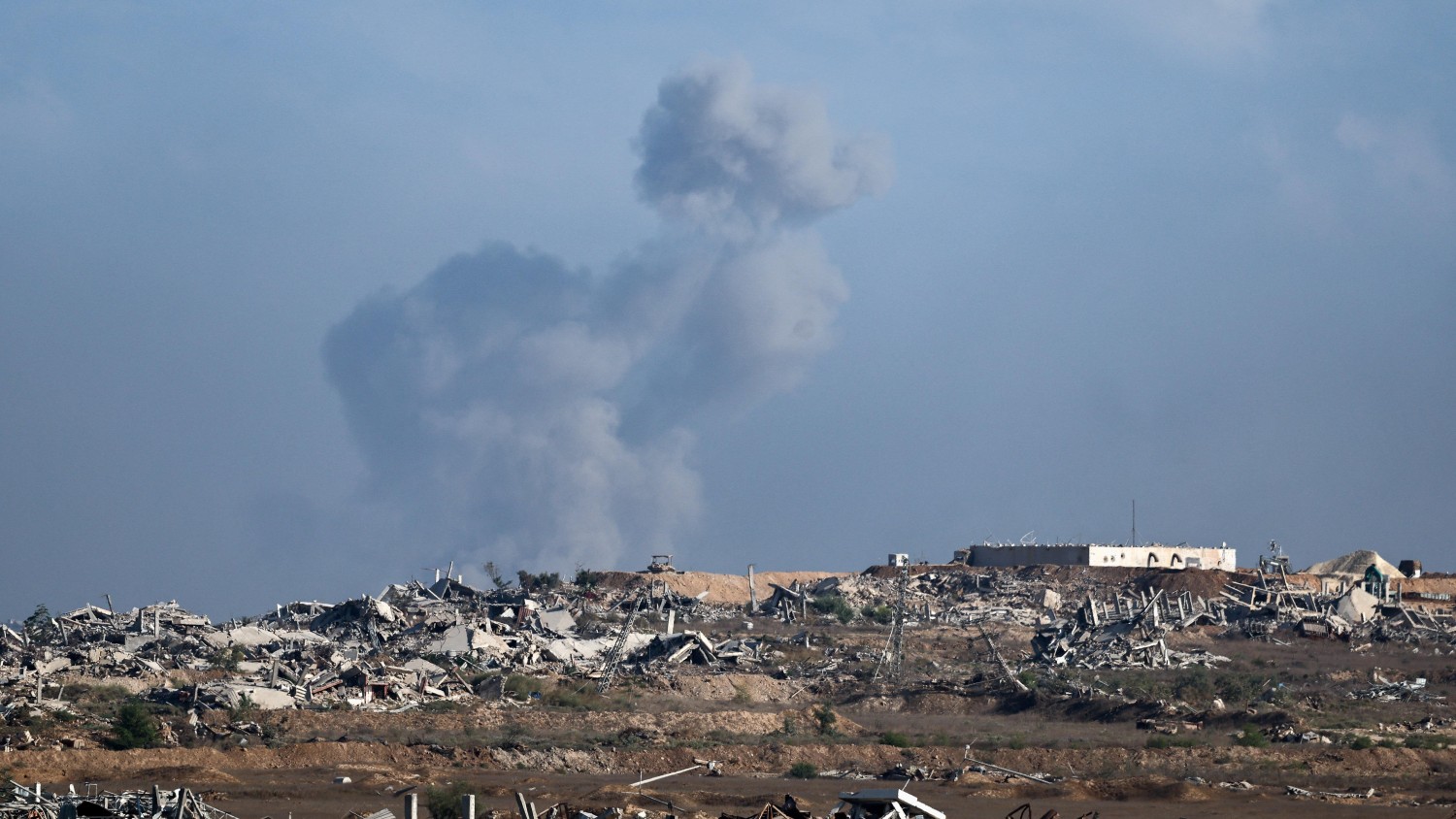 De la fumée s'élève sur Gaza à la suite d'une explosion, le 16 septembre 2025.  Photo : Reuters / Amir Cohen
