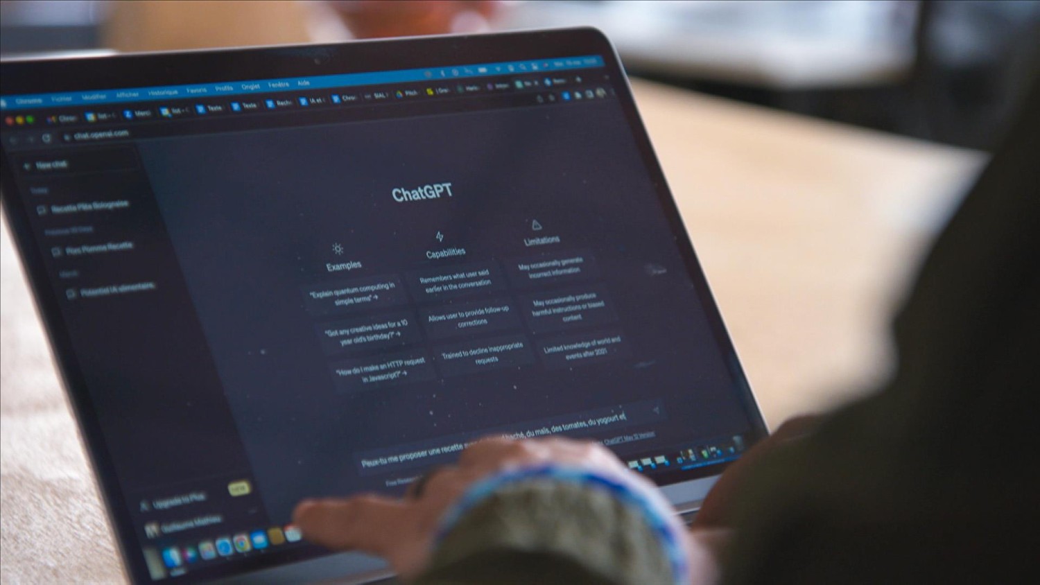 Le contrôle parental est une des mesures annoncées par OpenAI afin de rendre ChatGPT plus sûr pour les ados.  Photo : Radio-Canada / L'épicerie