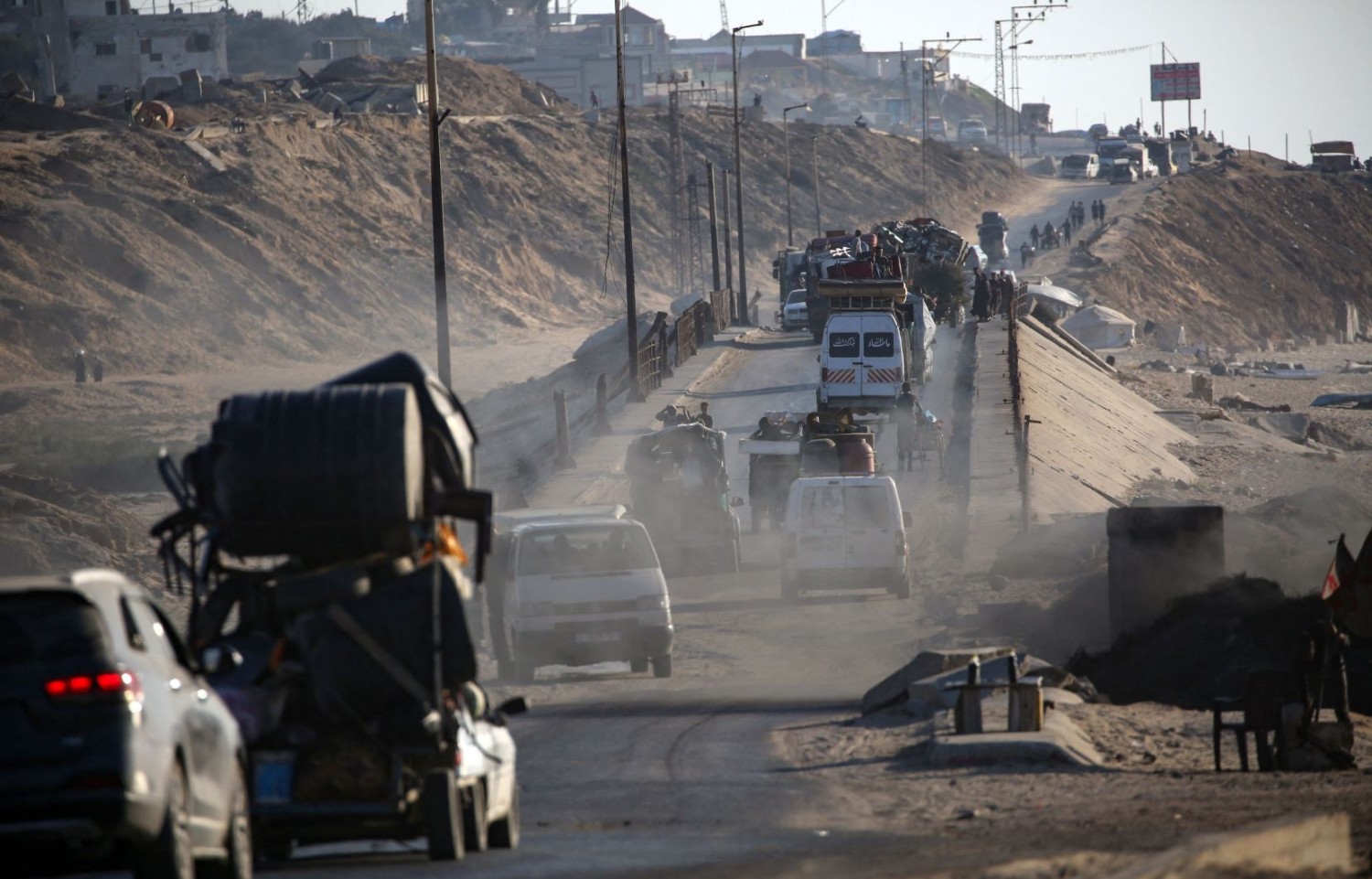 Photo: Eyad Baba Agence France-Presse Des véhicules transportant des Palestiniens fuyant le sud, roulent sur la route côtière près du camp de réfugiés de Nuseirat dans le centre de la bande de Gaza, le 5 septembre 2025.
