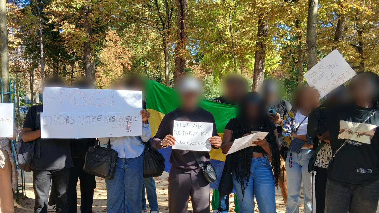Des Gabonais manifestent pour le paiement des bourses étudiantes près de l'ambassade du Gabon, à Paris, le 19 septembre 2025. © Collectif des étudiants gabonais boursiers à l’étranger