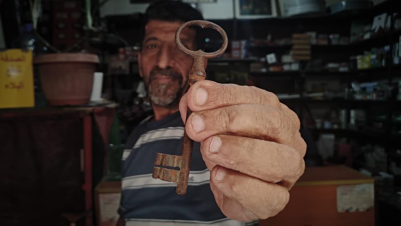 Un réfugié palestinien brandit une clé ancienne qui proviendrait de la Palestine dans le camp de Burj Al-Barajneh, dans le sud de Beyrouth, le 22 septembre 2025.  Photo : Radio-Canada / Mohammad Yassine