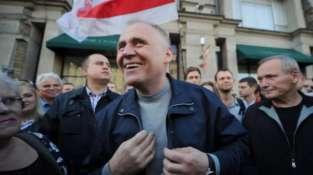 L'opposant biélorusse Mikola Statkevich (au centre) lors d'un rassemblement dans le centre de Minsk le 10 septembre 2015. © Sergei Gapon , AFP (archive)