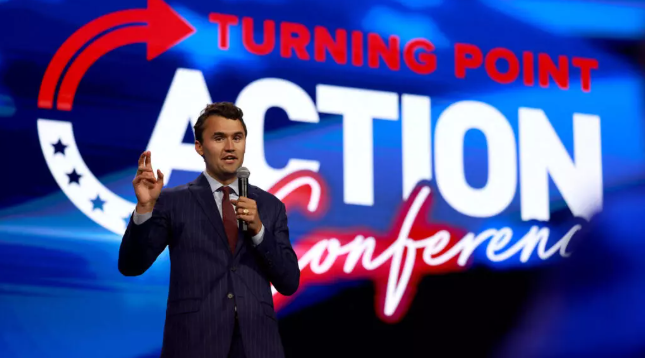 Charlie Kirk, co-fondateur de Turning Point USA, prend la parole lors de l'ouverture de la conférence Turning Point Action le 15 juillet 2023 à West Palm Beach, en Floride. © Joe Raedle, AFP